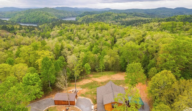 nDiscover Your Perfect Getaway: Where Furry Friends and Foodies Feel at Home!