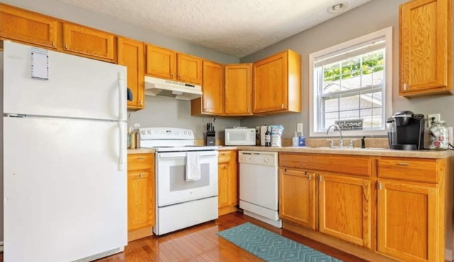 nDowntown walkable 2-bedroom with everything needed for two couples or more.