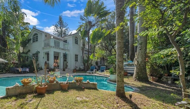 NE Coconut Grove pool home, family & pet friendly, huge yard, & guest house.