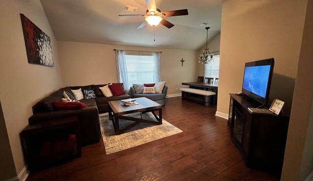 NE Houston, Whole House, 3 bed 2 bath, 15 min from IAH Airport