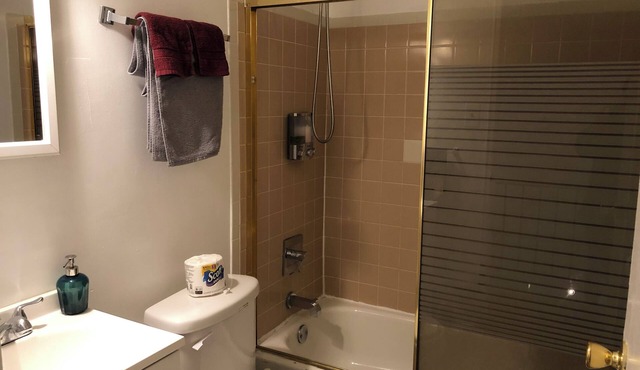 NE,Spacious 4-bedroom townhome in charming Philadelphia with AC