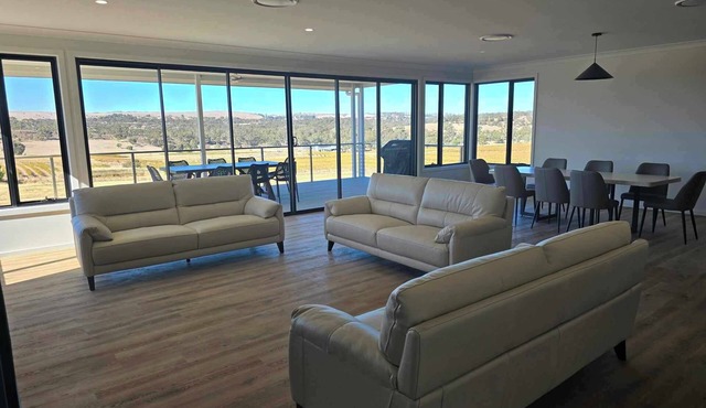 Neagles Retreat Villa 8-1 bedroom plus a sofa bed