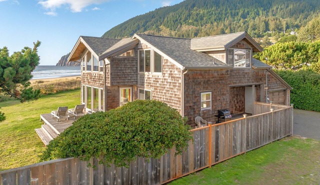 Neah-kah-nie Treasure-Gorgeous ocean front home. Perfect couples retreat