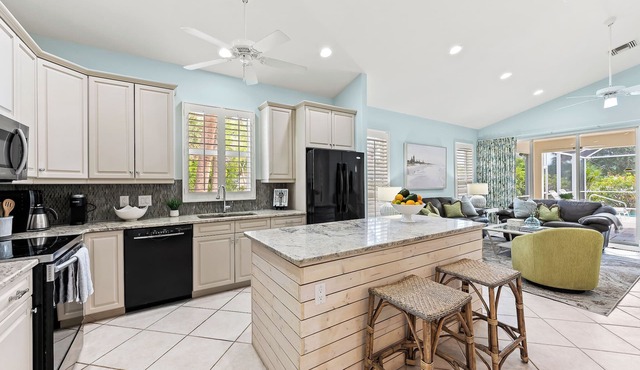 Neapolitan - Newly Renovated 3-BR Luxury Home with Private Pool. Enjoy a Fully Equipped Kitchen and Free Wi-Fi