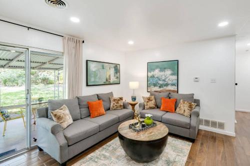 Near 6 Flags & SeaWorld Alfresco Dining Grill