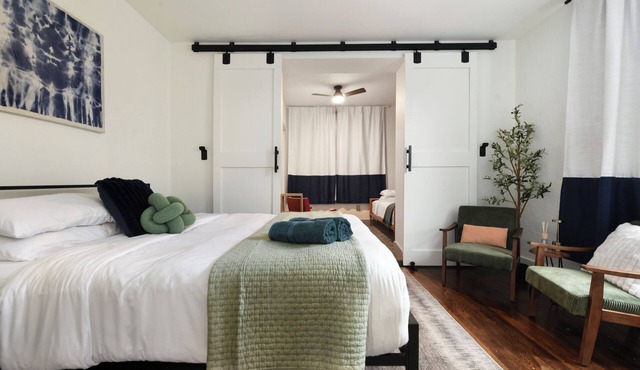 Near Acrisure and Pittsburgh Attractions - Free Parking - Sleeps 3 - Wi-Fi