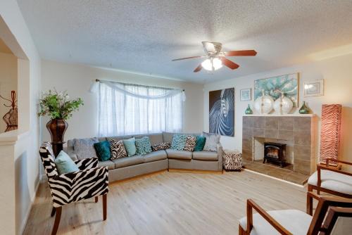 Near Airport and Dtwn Breezy Fresno Home!