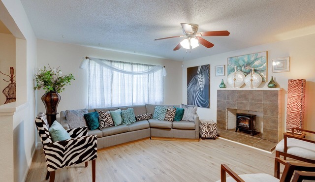 Near Airport & Dtwn: Breezy Fresno Home!
