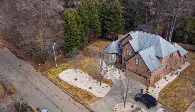 Near airport, food & shoppings. Spacious 5-bedroom house.