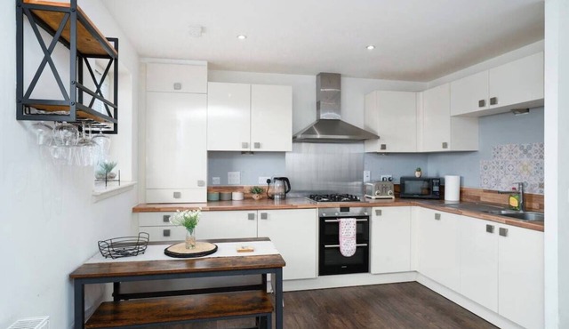 Near Airport - Free Parking