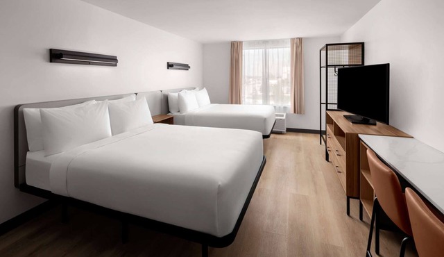 Near Airport | Free Parking. Gym + Full Kitchen