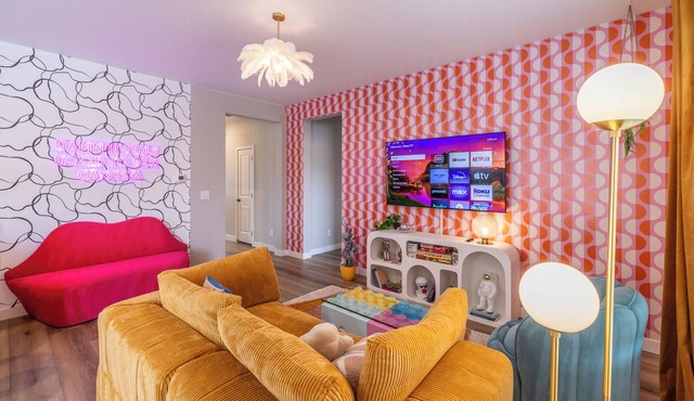 Near Airport: Game Room, Mini Golf, Cowboy Pool, Smart TVs & Air Purifiers