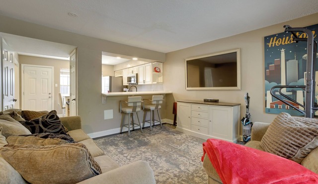Near Airport & Interstate: Houston Area Townhome