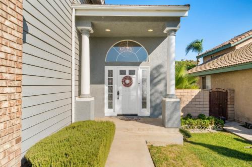Near Airport & Outlet & ONT Field 6 bedroom large house