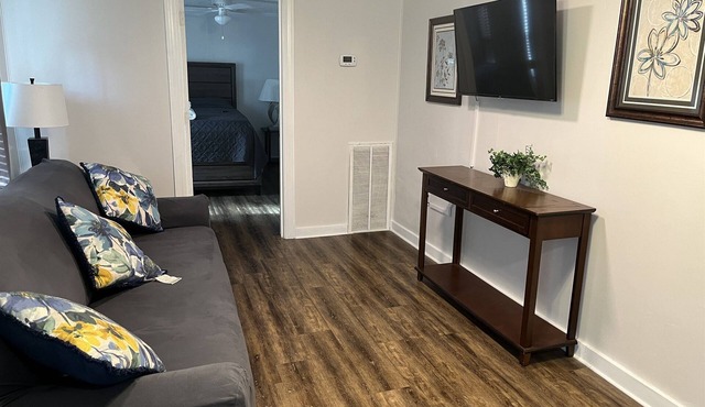 Near airport, restaurants, and river, Smart Tvs in all rooms