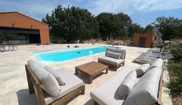 Near Aix en Provence - Architect-designed house with century-old oak tree