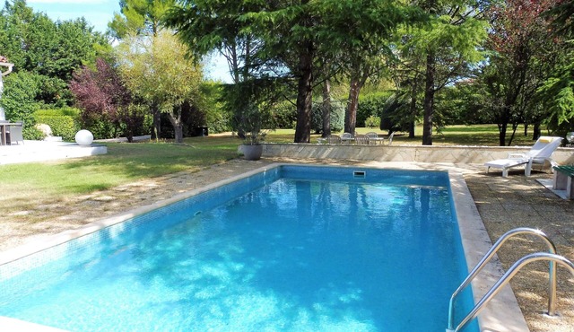 Near Aix-en-Provence, beautiful villa with swimming pool on wooded grounds