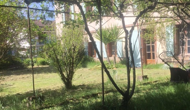 Near Albi House of character late eighteenth with courtyard and garden in courtyard village of 150m2 and garden of 90