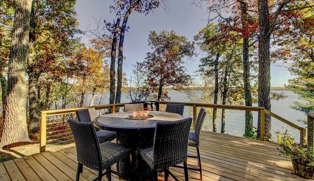 Near All-Season Trails: Lakefront Crosby Getaway!