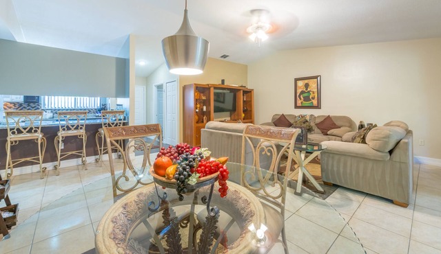 Near all Theme Parks, Downtown,15 mins from main airport-MCO,UCF and Full Sail.