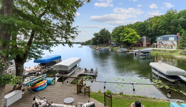 Near Alpine Ski Resort, Ice Fishing, Huge Lakefront Deck Summer Splash Pad & Paddle Boards
