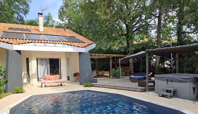 NEAR ARCACHON BASIN, THE OCEAN AND BORDEAUX WITH SWIMMING POOL AND JACUZZI