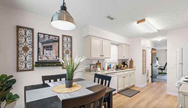 Near Ark w/Private Parking & Patio, 2 Bedroom Home