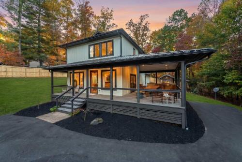 Near Asheville Hot Tub Fire Pit BBQ Sleeps 10