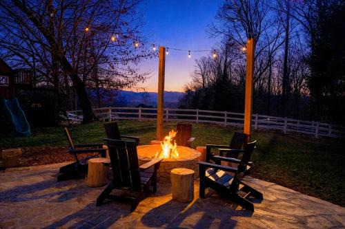 Near Asheville Views, Hot Tub, Gym Theater