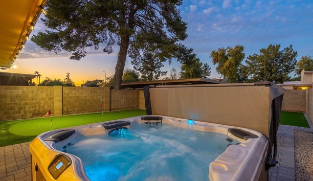 Near ASU | Pets | Pool | King Beds | Hot Tub