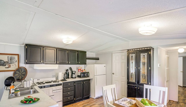 Near ATV & Hiking Trails: Home w/Deck in Oneida!