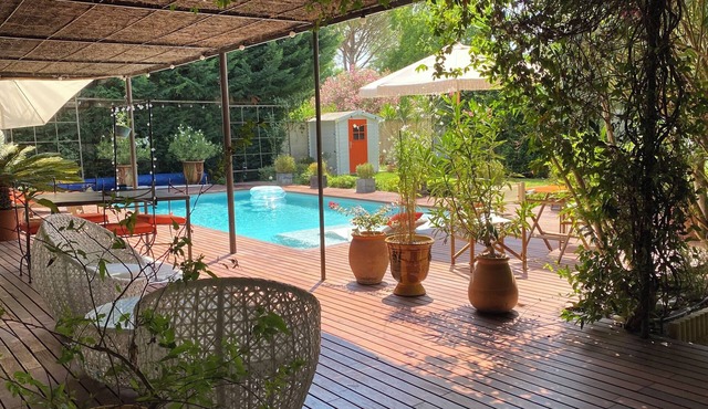 Near Avignon, AdriAnna guest house with terrace and private pool