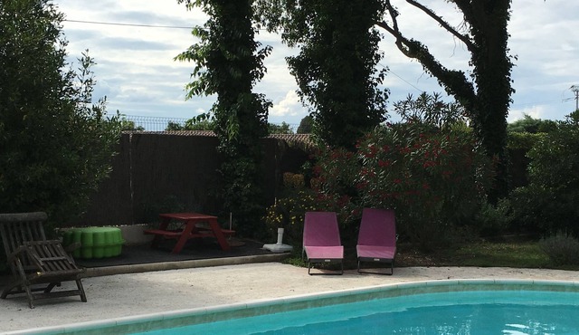 Near Avignon beautiful apartment in house, private terrace, swimming pool (5x10)