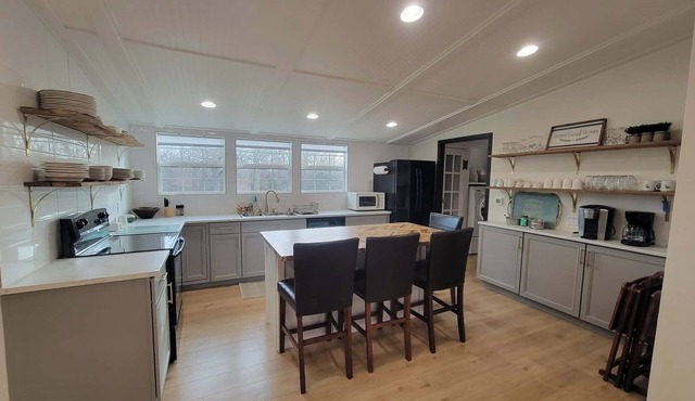 Near Ballparks National and Lake of the Ozarks, 4BR Home, 4 BA, 7 bed, 6 acres