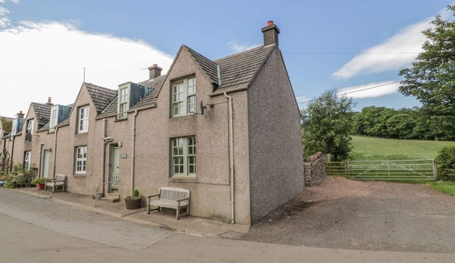 NEAR BANK COTTAGE, pet friendly, character holiday cottage in St Abbs