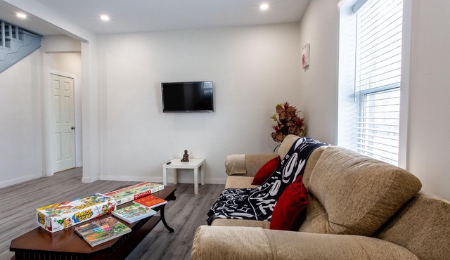 Near Batawa Ski Hill Cozy Modern Riverview Home w/5 Beds + Crib + FAST WiFi