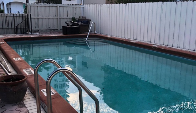 Near beach 1-bedroom condo in welcoming Fort Lauderdale with AC