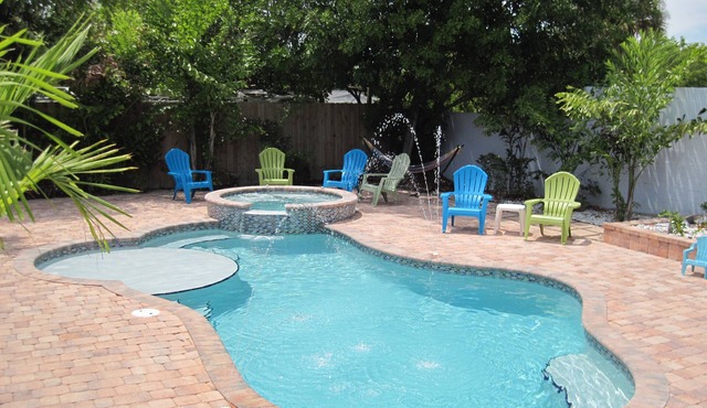 NEAR BEACH WITH PRIVATE POOL/SPA + WALK TO DOWNTOWN RESTAURANTS