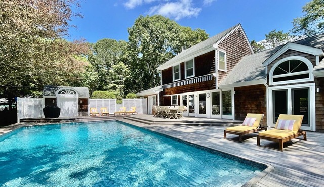 Near beaches, restaurants, BH & SH village. Heated pool. Discounts for 4+ weeks.