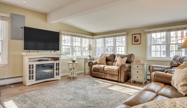 Near Beaches & Waterfront Dining: Home in Hampton!