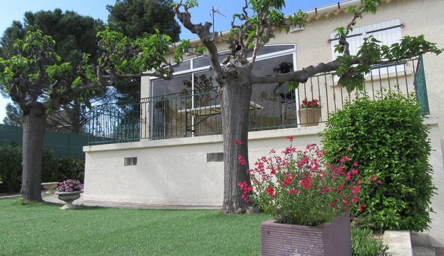 Near BEZIERS gîte for 6 people, terrace & garden, quality amenities.
