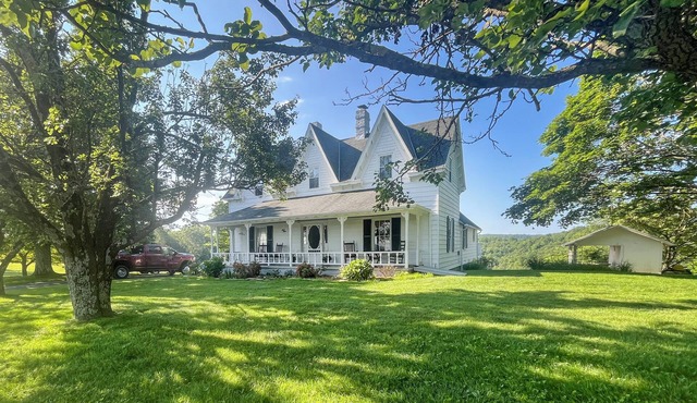 Near Blue Ridge Parkway: Galax Home w/Mtn Views!
