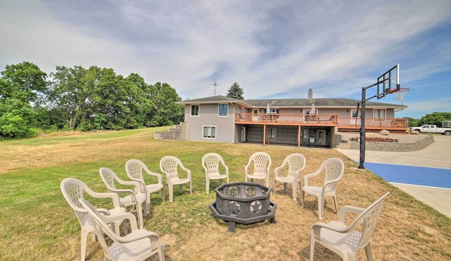 Near Boat Launch: Pet-Friendly Grass Lake Getaway