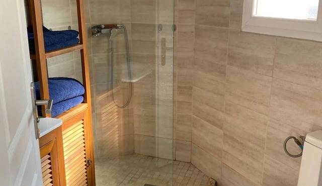 Near Bordeaux center: town house + parking space