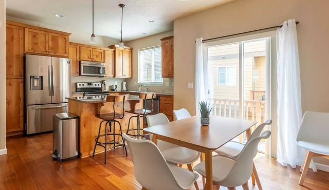 Near Brickhaus Coffee+Dos Hermanos Bakery w/Board Games-Coffee Maker+Microwave