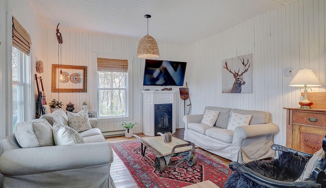 Near Brome Lake - The charm of a century-old house - Pine Grove