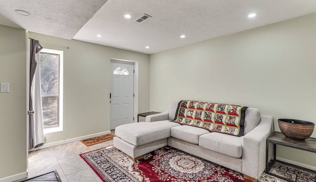 Near Bruce's Field, Downtown & Hospital! Cozy Unit