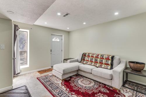 Near Bruces Field, Downtown and Hospital! Cozy Unit
