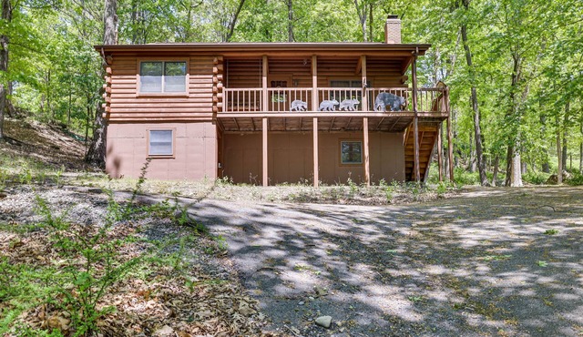 Near Bushkill Falls: Pocono Mountains Cabin!