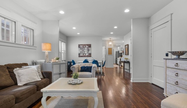 Near campus, Xcel Center, Allianz Field, hospitals, king bed & free parking! 2